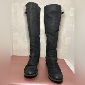 Steve Madden black leather knee high boot w/ faux zipper in back w/ blue accent